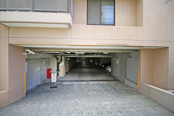 敷地内及び建物内に24台分の駐車場を確保。