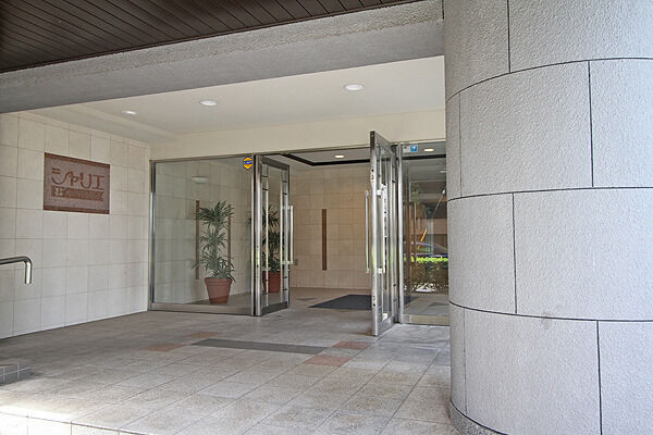 御影石を使用した、人を優しく迎えるエントランス。 御影石を使用した、人を優しく迎えるエントランス。