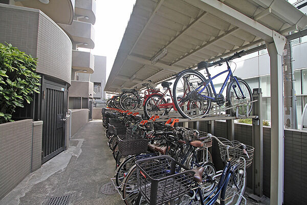 充実の共用施設(駐輪場)。 充実の共用施設(駐輪場)。