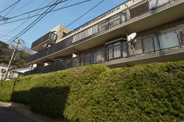 【横浜南軽井沢パークホームズ】陽光・通風に配慮し、縦格子を採用したバルコニー。