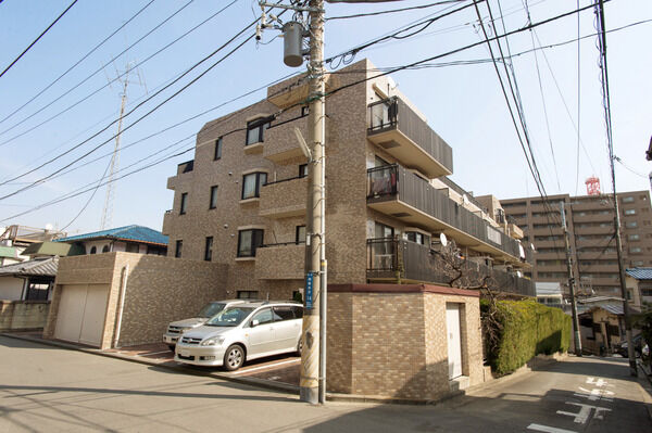 敷地内に設置された自動車駐車場。