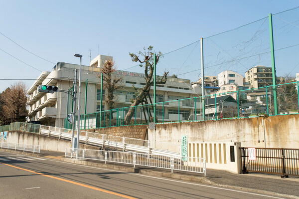 「横浜市立宮谷小学校」までは、約450m（徒歩6分）。