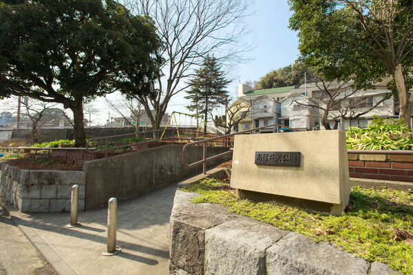 「南軽井沢公園」は、約450m(徒歩6分）。