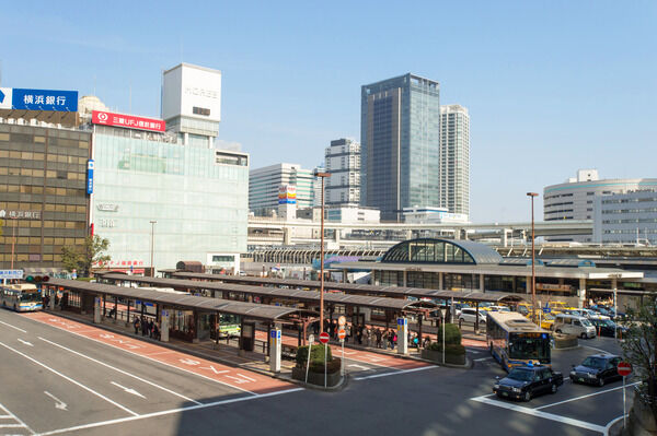 東海道本線「横浜」駅は、徒歩4分。