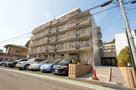 建物に品格をそえる雁行設計です。