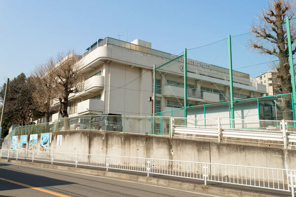 「横浜市立宮谷小学校」は、約550m（徒歩7分）。