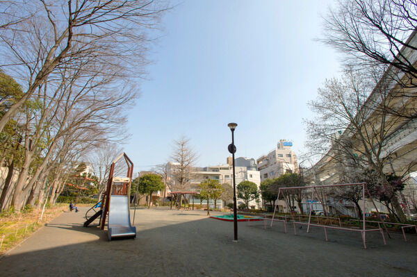 お子様とのお散歩に最適な公園が点在しています。