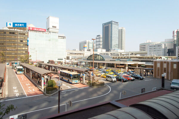 東海道本線「横浜」駅は、徒歩16分。