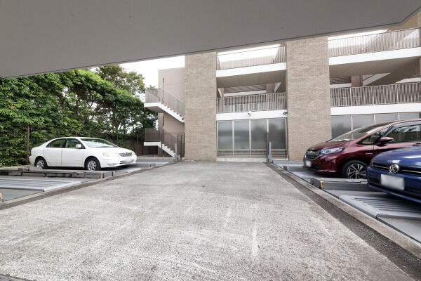 住戸32戸に対し、35台分の敷地内駐車場を確保。