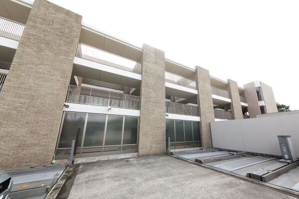 敷地内機械式駐車場。