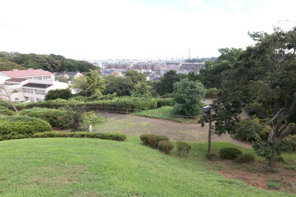 本牧山頂公園より約40m(徒歩1分)