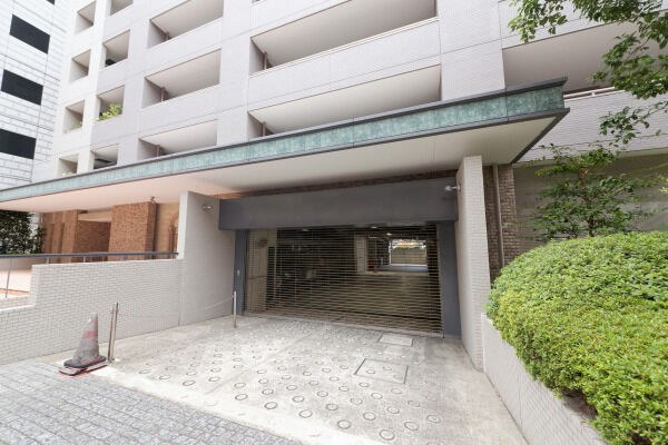 敷地内駐車場出入口。