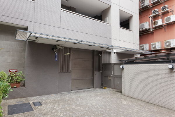 防犯カメラの付いた駐輪場入口。