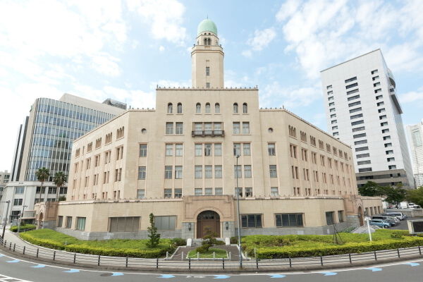 横浜税関より約750m(徒歩10分)