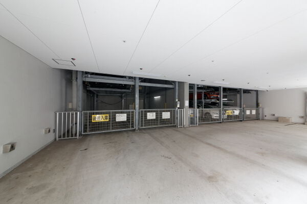 屋内に設置された機械式駐車場。