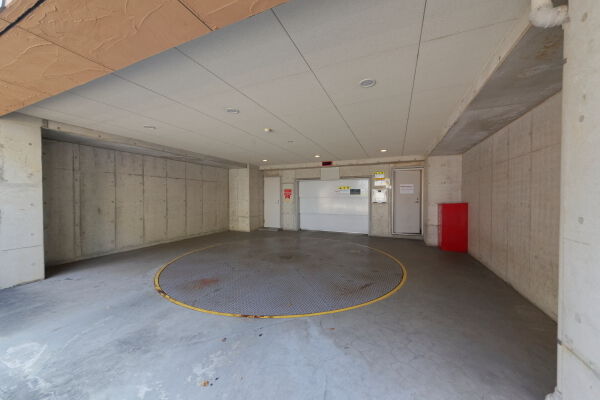 ターンテーブルを備えた、機械式の屋内駐車場。