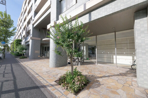 【ライオンズステージ横濱キャナルスクエア】綺麗に整備さらた植栽が、せわしい日常に憩いのひと時をもたらします。