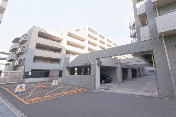 【ライオンズステージ横濱キャナルスクエア】敷地内駐車場入り口。