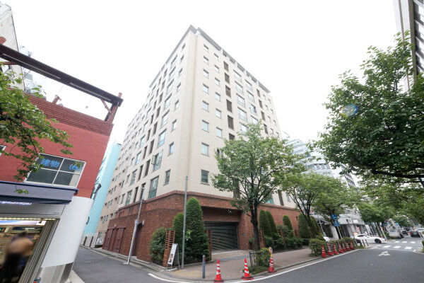 【プラウド横濱関内】関内桜通りは八重桜並木となっていて、春には咲き誇る姿が楽しめます。