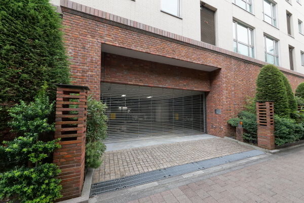 ゲート付き屋内駐車場出入口も風格と気品を感じさせます。