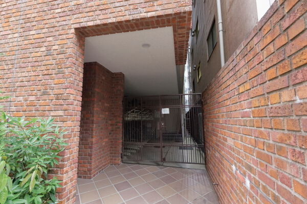 駐輪場入口さえも歴史的遺構の一部の様相。