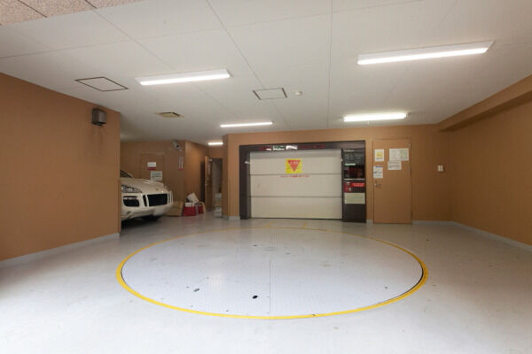 屋内駐車場81台分。屋内にあることで防犯面も安心。