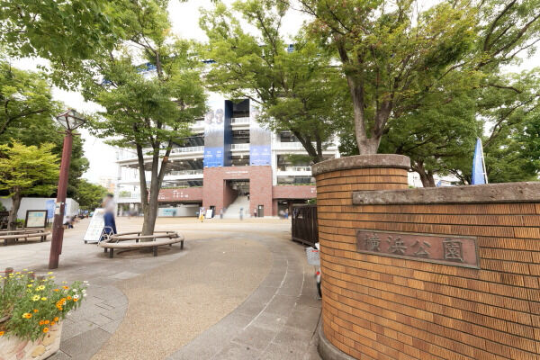 横浜公園より約750m(徒歩10分)