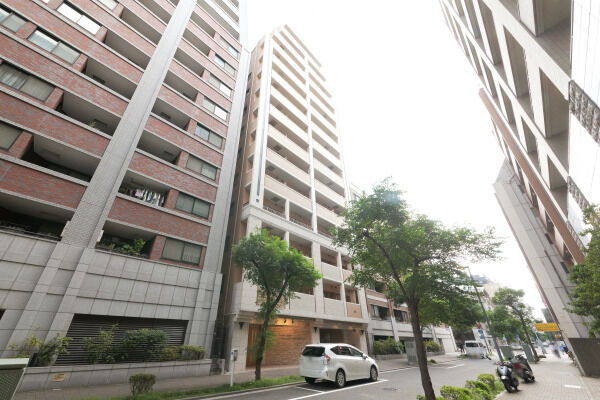 【ライオンズステーションプラザ横濱プリマゾーナ】サブエントランスから「馬車道」駅までは徒歩1分(約70m)。