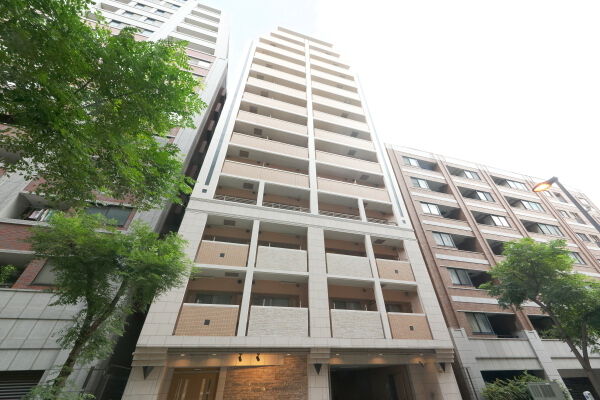 【ライオンズステーションプラザ横濱プリマゾーナ】シンプルでグレード感のある洗練されたデザインの外観。