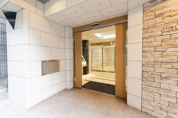 オートドアのエントランス奥にはオートロック。セキュリティ設備も充実。