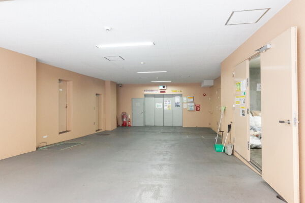 機械式の屋内駐車場とゴミ置き場。防災用備蓄倉庫もあります。