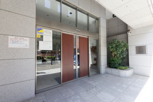 歴史的建造物を思わせる、石貼りの外壁が印象的なエントランス。