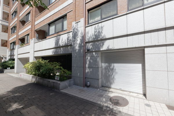 みなとみらい線「馬車道」駅まで徒歩1分。JR線「桜木町」駅も徒歩6分です。