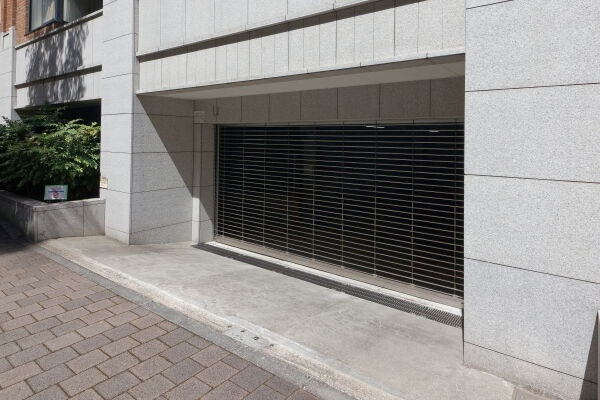 ゲート付き屋内駐車場出入口。