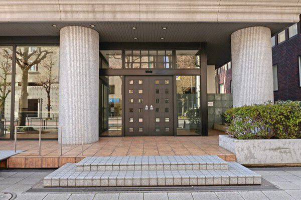 エントランスは指紋照合システムで高度なセキュリティを実現。		