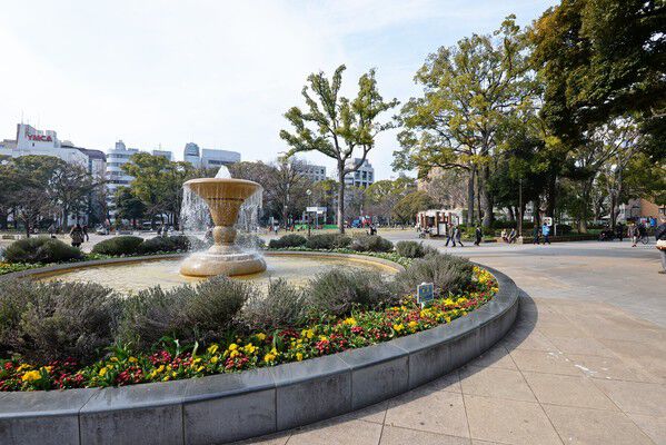 「横浜スタジアム」を擁する「横浜公園」は、約1,000m（徒歩13分）。		