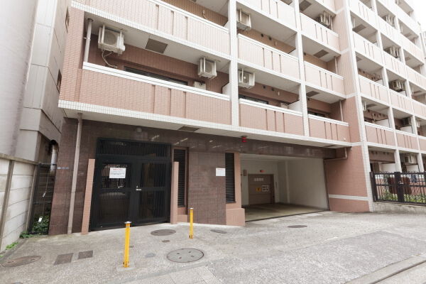 ハイルーフ車対応の大型エレベーター。