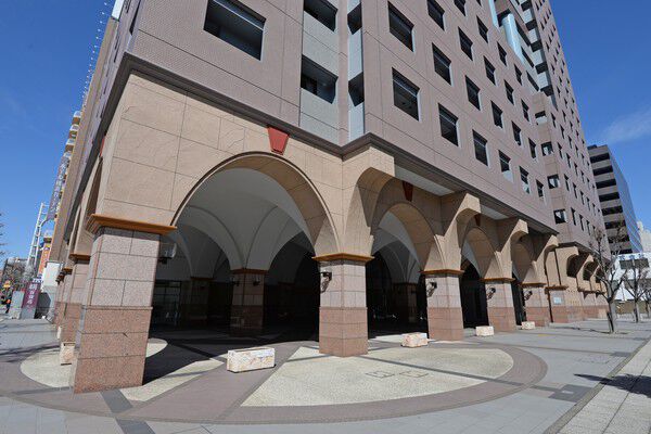 アーチ型にモチーフされたエントランスが存在感を放つ。		