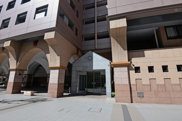 エントランスアプローチは広々としたスペースが取られている。		