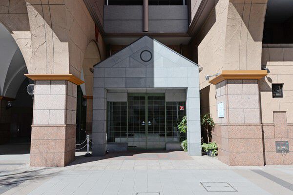 教会を思わせる個性的なデザインのエントランス。		