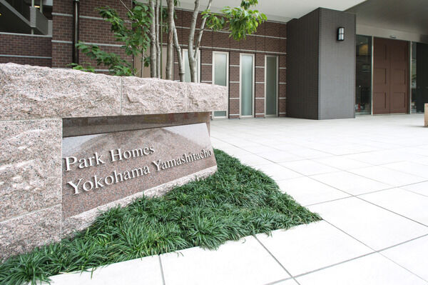 煉瓦調のタイルと大型のキャノピーが印象的なグランドエントランス。