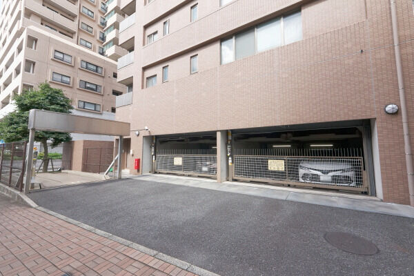 立体の敷地内駐車場完備。