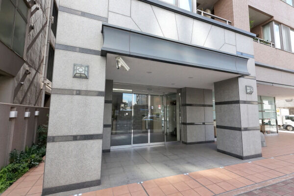 重厚な趣に品格を感じさせるアプローチ。