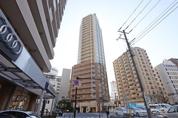 【横濱ユーロタワー】ブラウンを基調とした外観が街並にしっくり溶け込む。		 【横濱ユーロタワー】ブラウンを基調とした外観が街並にしっくり溶け込む。