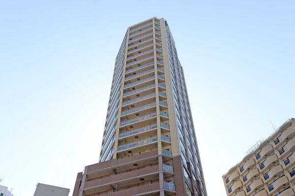 【横濱ユーロタワー】住宅街のなかでもひときわ高い造りで採光にも優れている。 【横濱ユーロタワー】住宅街のなかでもひときわ高い造りで採光にも優れている。