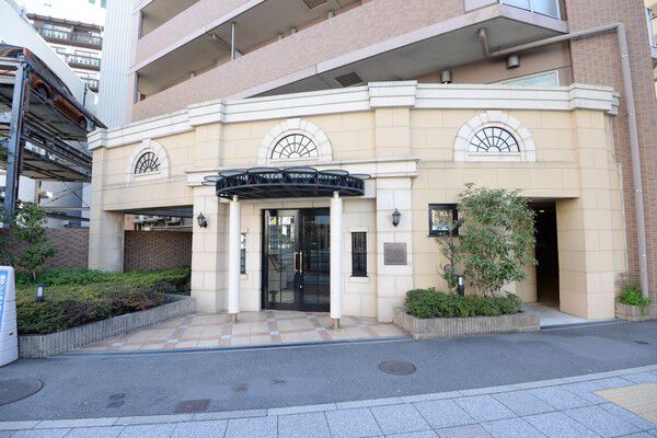 横浜のハイカラな街並を象徴するかのようなエントランス。		