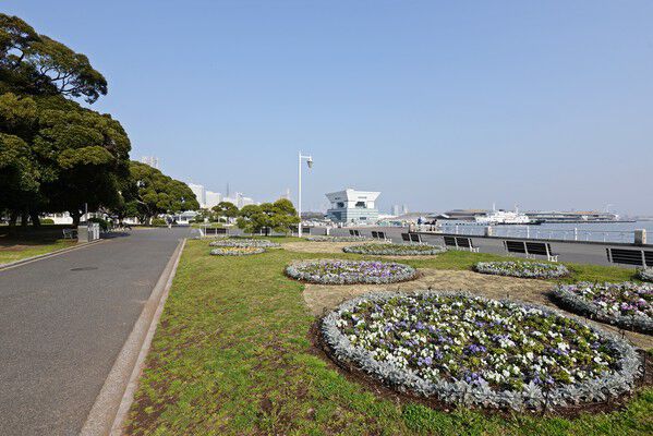 港の船の行き交う眺めがロマンチックな「山下公園」まで約300m（徒歩4分）。		