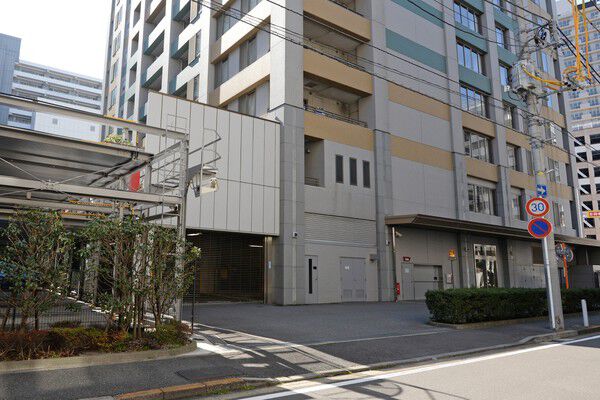 建物脇にある駐車場の出入口。車道からの出入りもスムーズ。 建物脇にある駐車場の出入口。車道からの出入りもスムーズ。