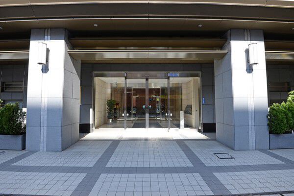ガラス張りのエントランスは明るく都会的。 ガラス張りのエントランスは明るく都会的。