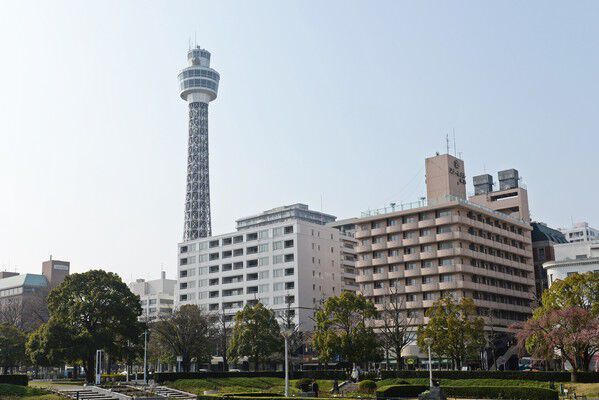 山下公園目の前の「横浜マリンタワー」まで約210m（徒歩3分）。		